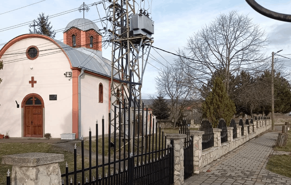 OPLJAČKANA CRKVA KOD GRAČANICE: <span style='color:red;'><b>Ulazna vrata</b></span> obijena, iz bogomolje ukraden novac (FOTO)